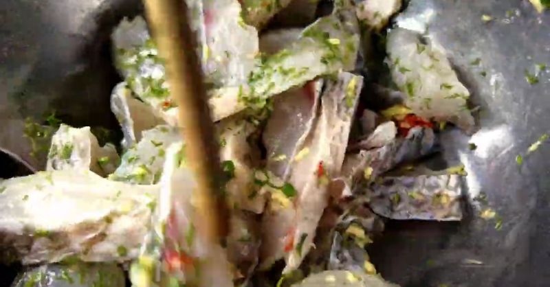 Ướp cá rô phi đã sơ chế