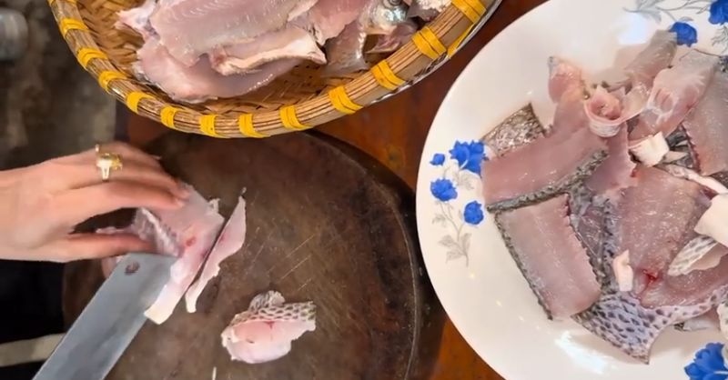 Sơ chế cá và cắt cá miếng vừa ăn