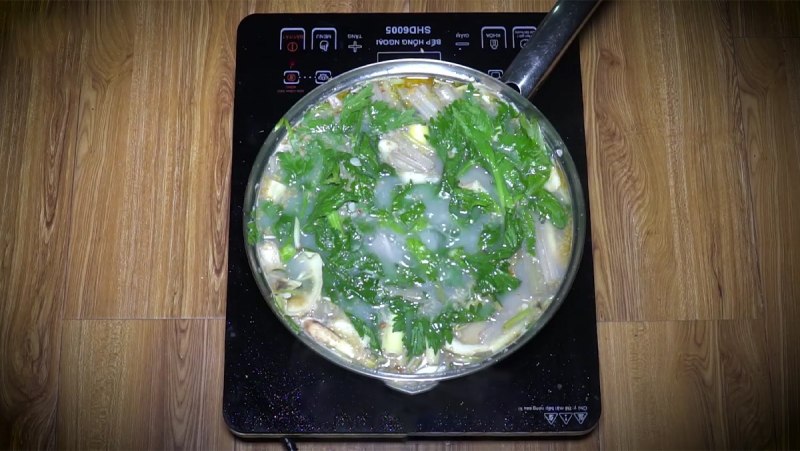 Thành phẩm nồi lẩu cá tầm nấu mẻ chua