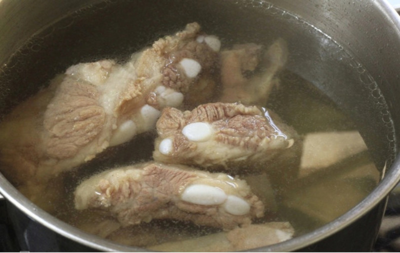 Chần xương heo sơ qua nước sôi