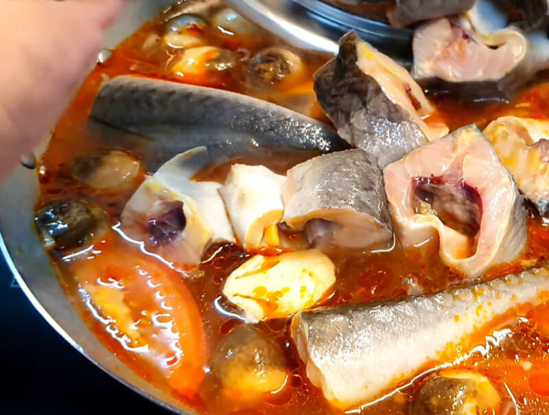 Cho cá tầm vào nồi lẩu
