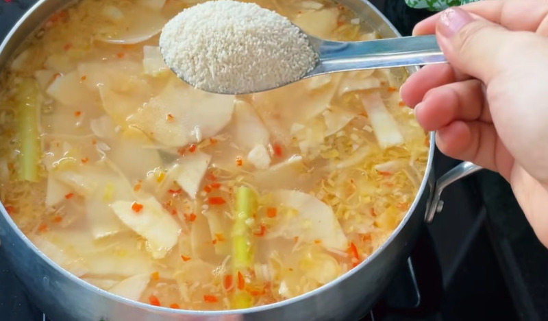 Nêm gia vị vào nồi lẩu