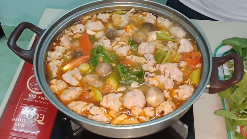 Nồi lẩu cá thác lác nước dừa đun sôi trên bếp