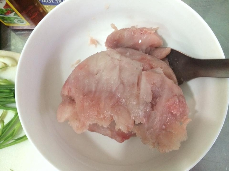 Thịt cá thác lác xay trong tô