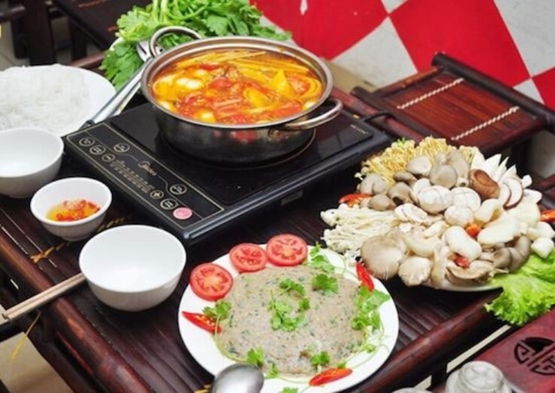 Bày mâm lẩu cá thác lác đầy đủ nguyên liệu