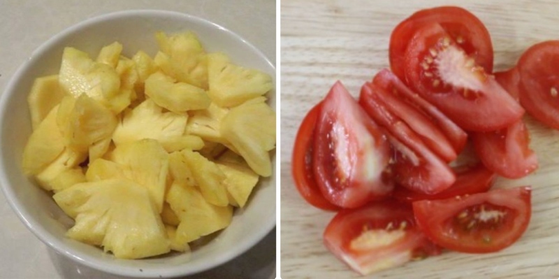 Chuẩn bị dứa (thơm) và cà chua cắt miếng vừa ăn để tạo vị chua thanh tự nhiên cho nước lẩu