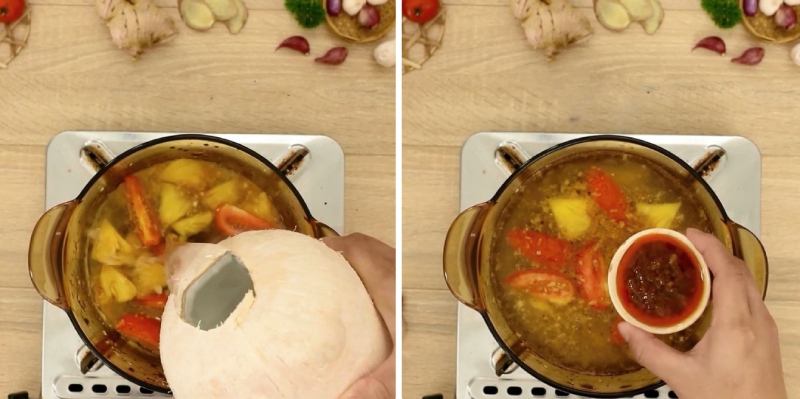 Đổ nước dừa tươi và thêm sa tế vào nồi để tạo màu sắc bắt mắt cho nước lẩu