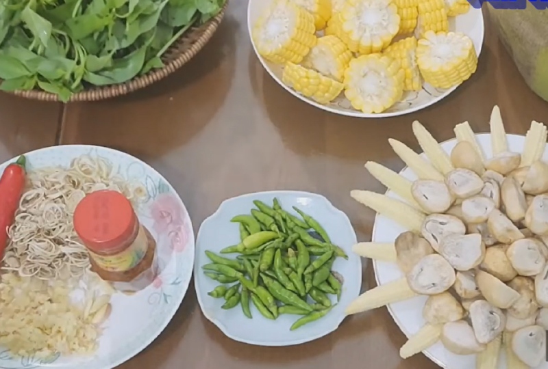 Nguyên liệu lẩu mực lá é gồm bắp, nấm, ớt và gia vị