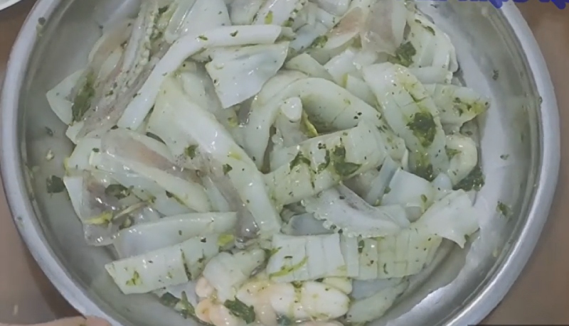 Mực cắt miếng ướp lá é trong tô