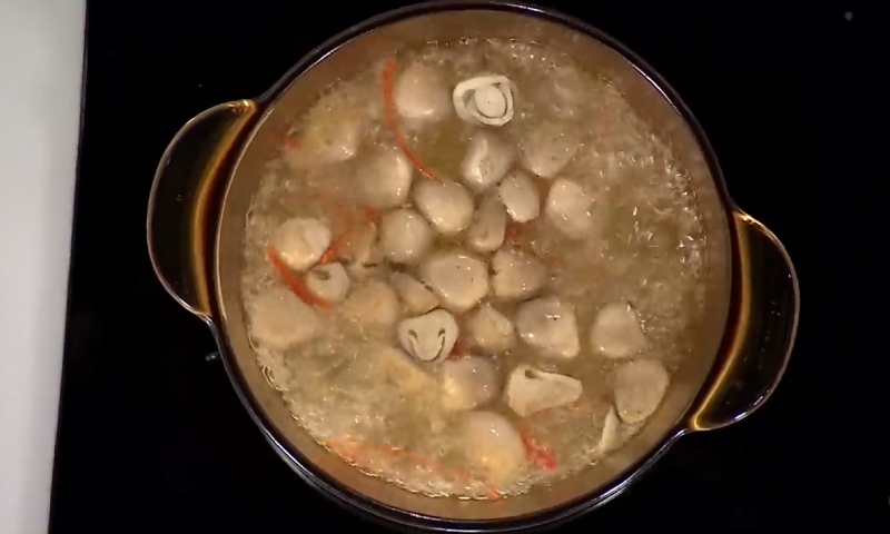 Nồi nước lẩu mực nấm đang sôi