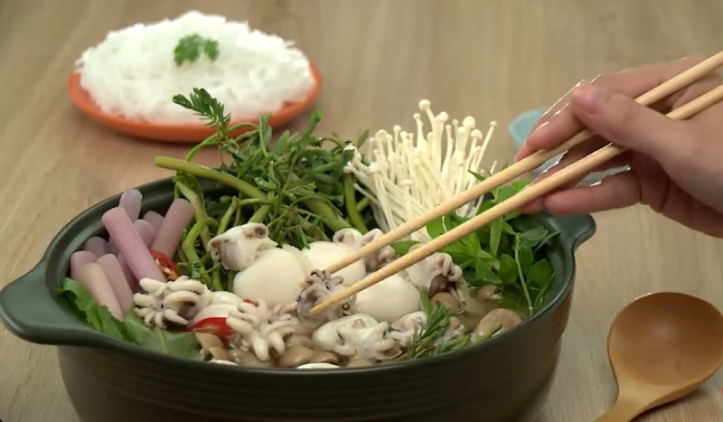 Thưởng thức lẩu mực nấm cùng rau