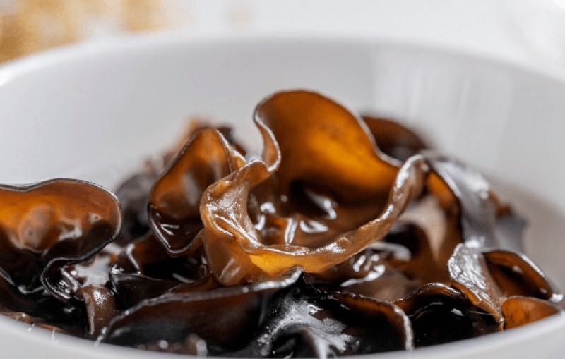 Ngâm nấm mèo trong tô nước