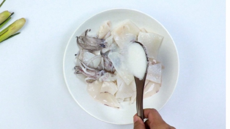 Ướp mực với đường trong tô