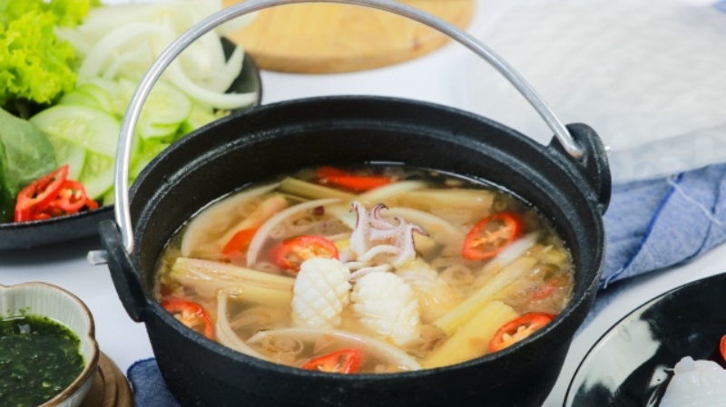Nồi lẩu mực nhúng giấm sôi, nhúng mực vào thưởng thức