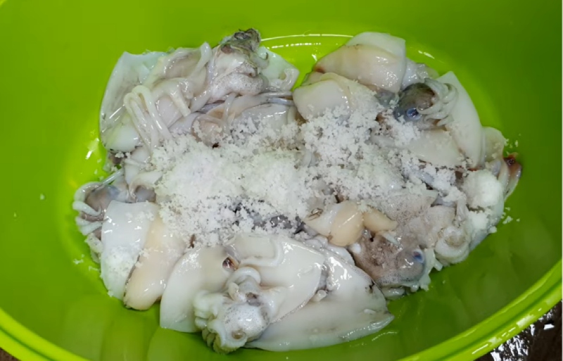 Mực tươi trộn chanh và muối trong thau