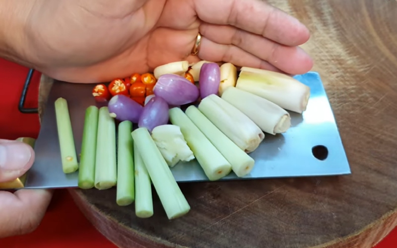 Sả, ớt và hành tím sơ chế trên thớt