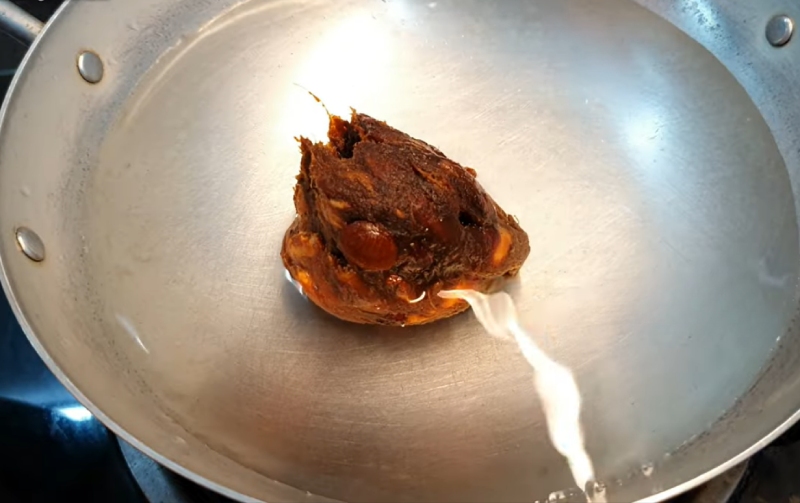 Me được cho vào chảo đun nóng