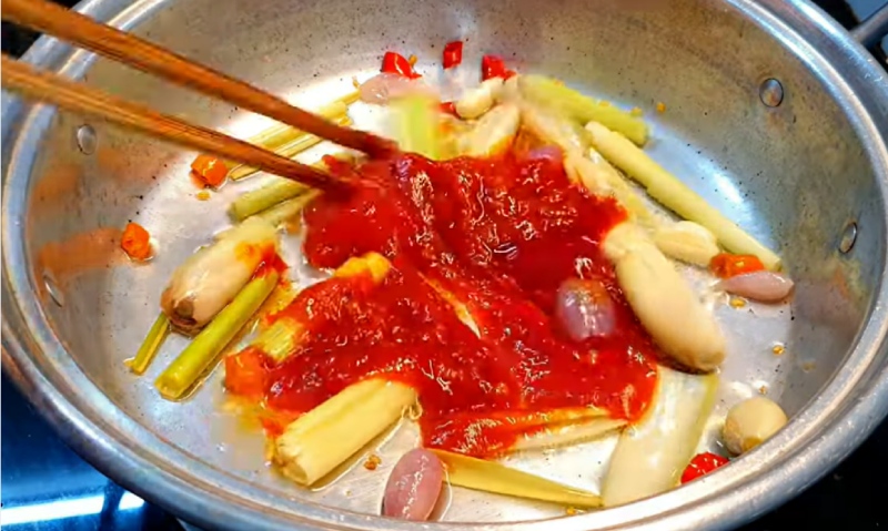 Xào cà chua với sả và hành tím