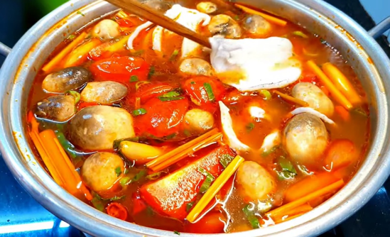 Nồi lẩu mực nước dừa đang nấu với mực và nấm