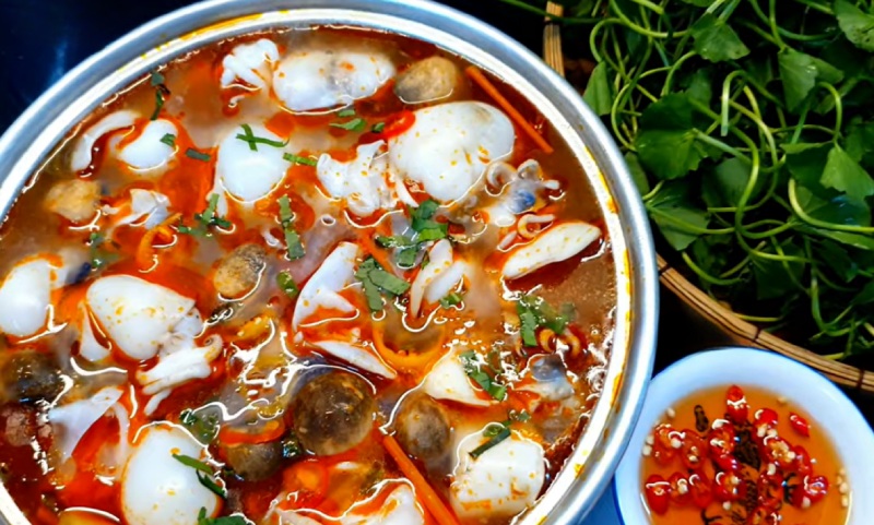 Nồi lẩu mực nước dừa hoàn thiện ăn kèm rau má