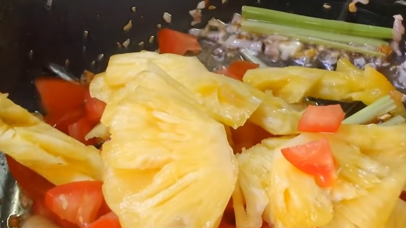 Phi thơm hành, cà chua và thơm