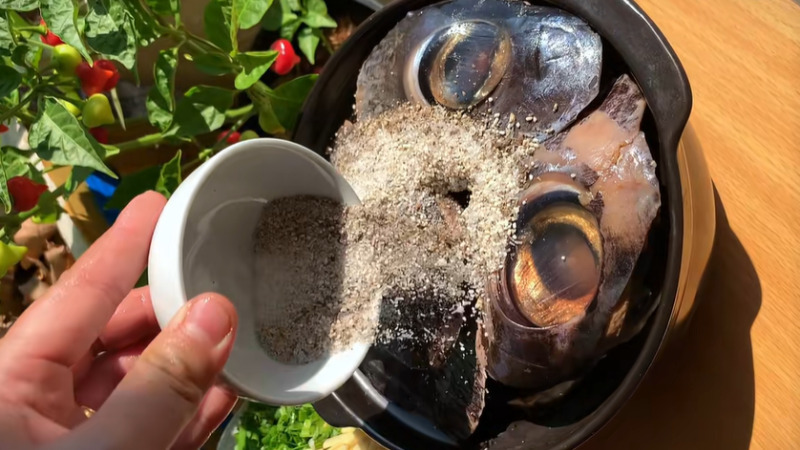 Ướp mắt cá với gia vị