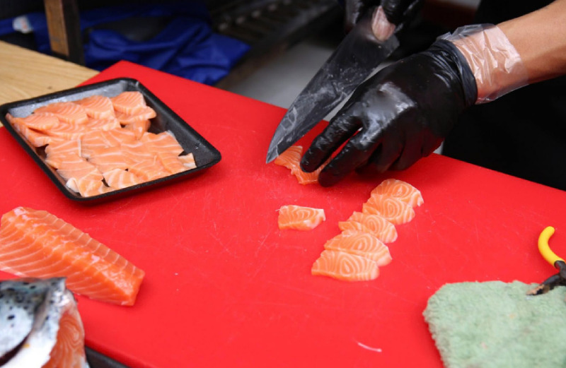 Cắt cá hồi thành các miếng vừa ăn