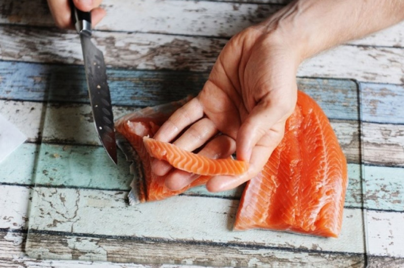 Cắt cá hồi thành miếng vừa ăn