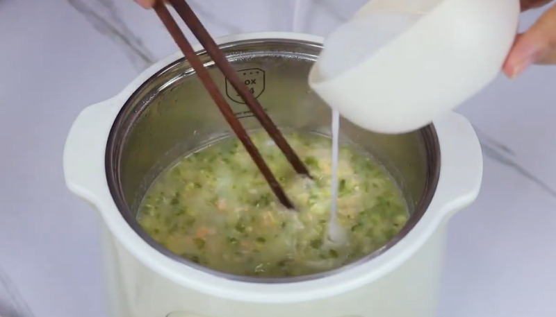 Cho bột sắn dây vào súp