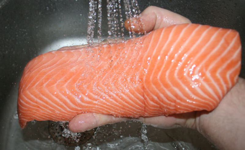 Rửa sạch cá hồi với nước
