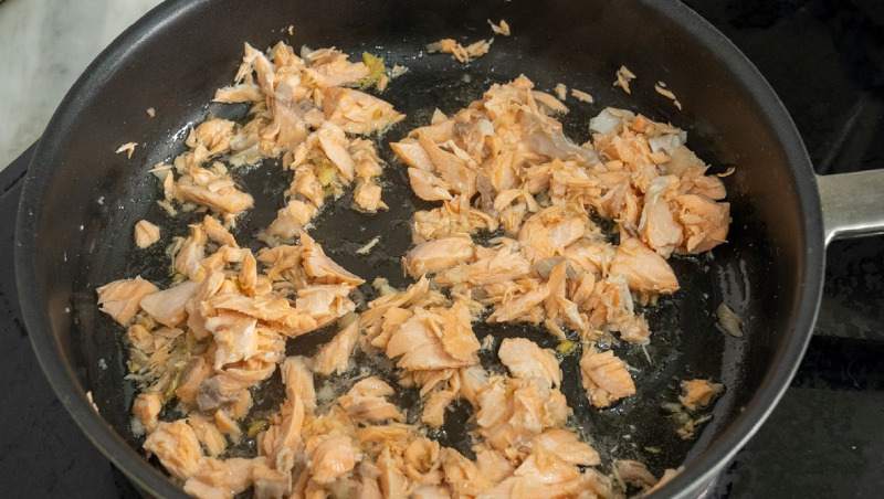 Xào cá hồi với hành phi