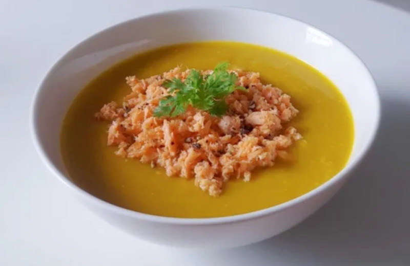 Súp cá hồi bí đỏ