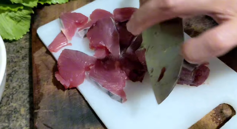 Cắt cá ngừ tươi thành miếng vừa ăn