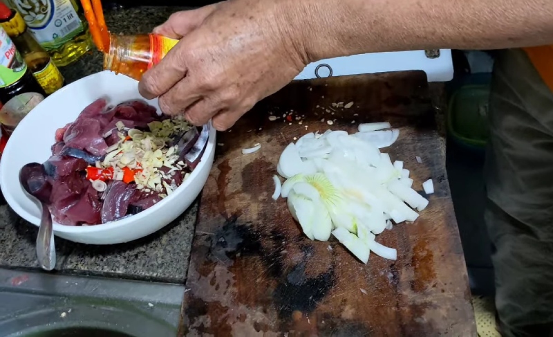 Ướp cá ngừ với gia vị