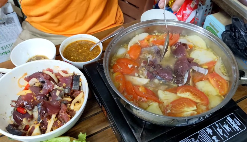 Cho cá ngừ vào nồi nước dừa đang sôi