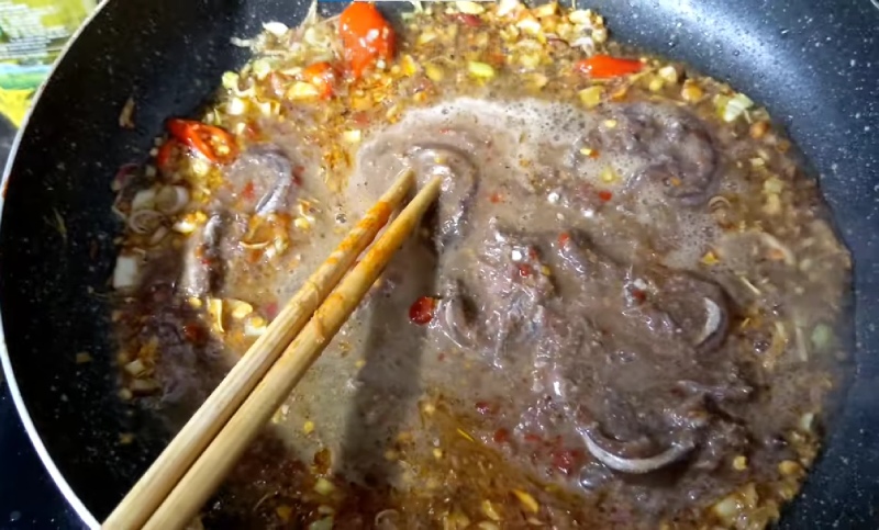 Nấu nước nắm chấm trên chảo