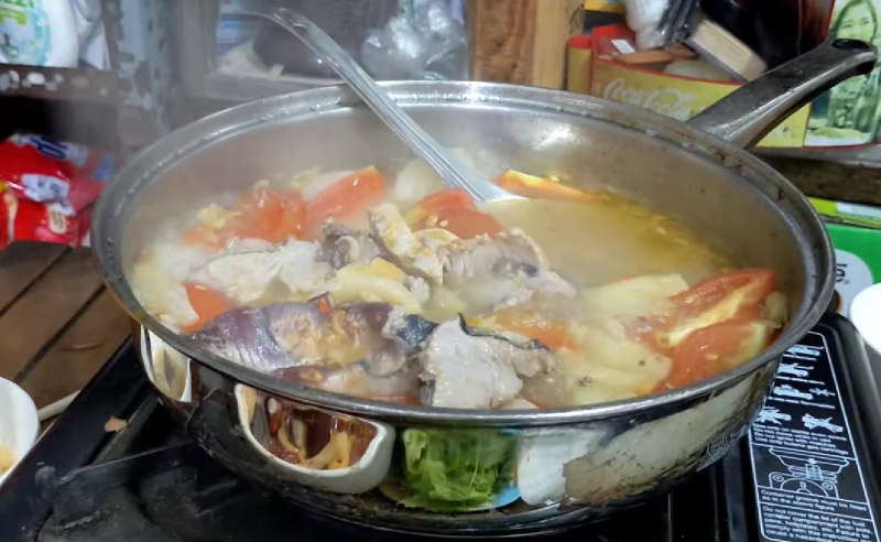 Nồi tả pí lù cá ngừ nấu chín, nước dùng sôi nhẹ