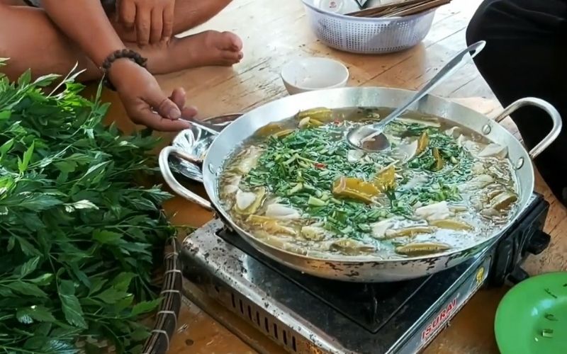 Lẩu trứng cá ngừ