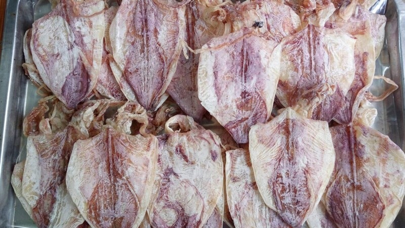 Mực khô có lớp phấn trắng phủ trên bề mặt