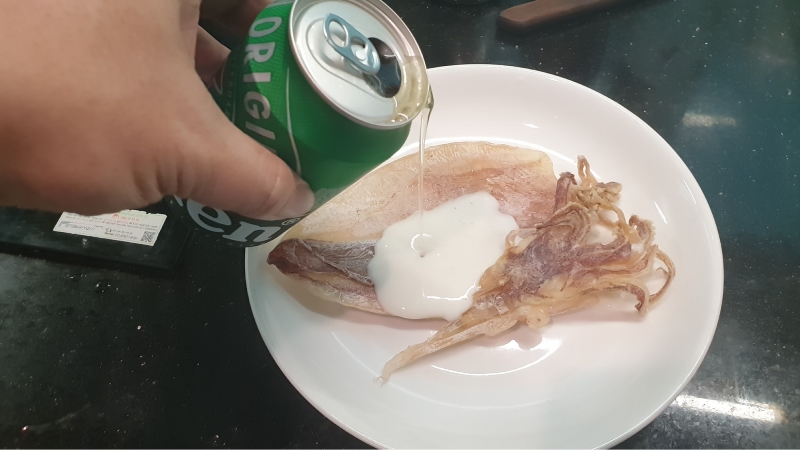 Đổ bia lên mực khô