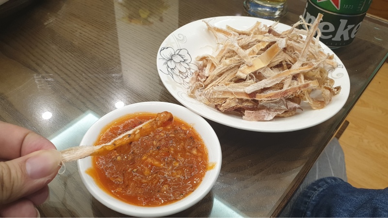 Mực khô xé sợi chấm tương ớt sau khi nướng