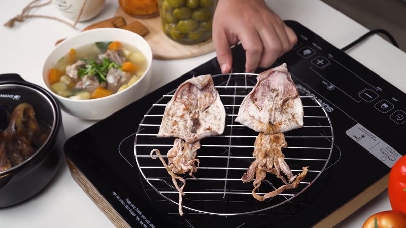 Nướng mực khô trên bếp từ