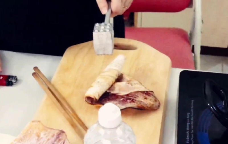 Đập nhẹ mực đã nướng cho dễ xé