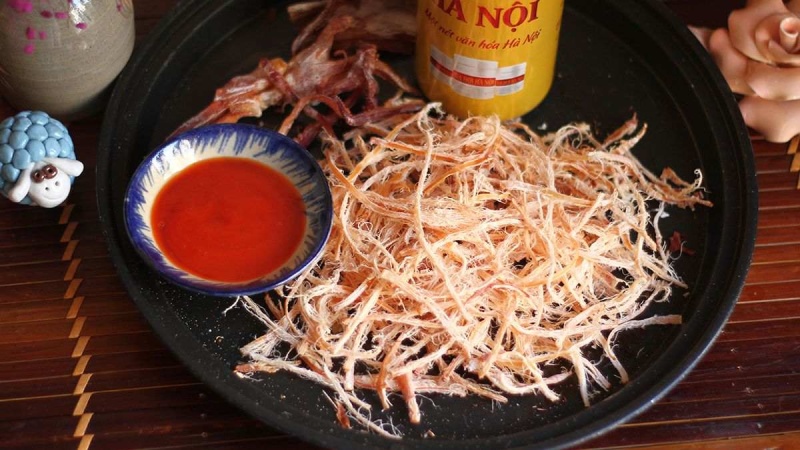 Mực được xé nhỏ và trang trí trên đĩa