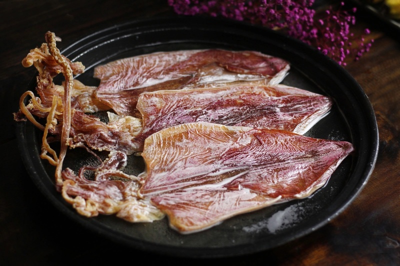 Mực khô nguyên con