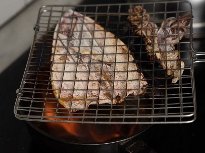 Nướng mực khô trên vỉ bằng bếp ga