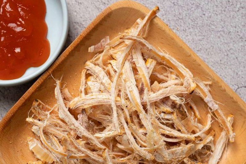 Mực khô nướng xé sợi bày ra đĩa