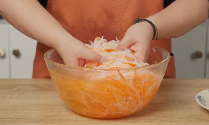 Bóp su hào và cà rốt sợi trong tô nước muối