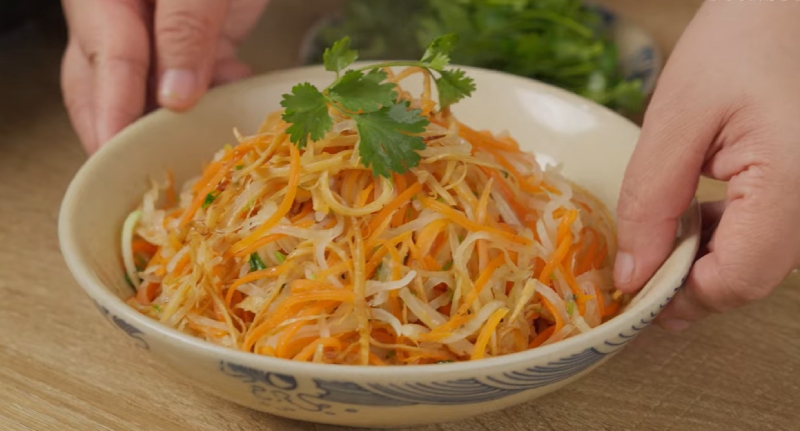 Đĩa mực khô xào su hào hoàn thiện, bày ra tô