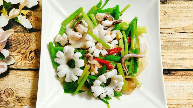 Thành phẩm món mực xào cần tây và dứa